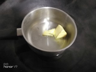 6、爱心杏仁片海绵蛋糕,隔热水融化。