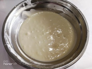 7、爱心杏仁片海绵蛋糕,鸡蛋，白醋，细砂糖打发到花纹不消失状态，烤箱160度预热10分钟。