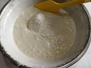 8、爱心杏仁片海绵蛋糕,加入低粉切拌。