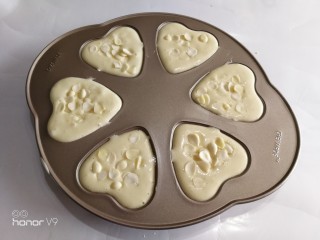 11、爱心杏仁片海绵蛋糕,挤到模具里面。