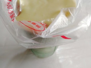 10、爱心杏仁片海绵蛋糕,装入裱花袋里面。