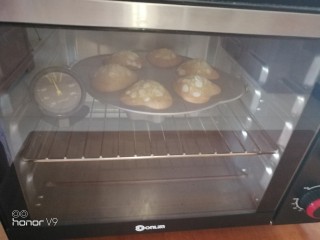 12、爱心杏仁片海绵蛋糕,烤箱160度烤30分钟，上色盖锡纸。