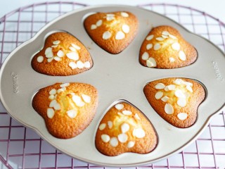 13、爱心杏仁片海绵蛋糕,放烤网晾凉，用保鲜袋装起来，室温保存。