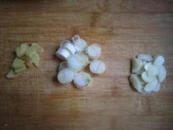 2、宫保鸡丁,葱姜蒜切片