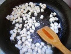 4、宫保鸡丁,热油中下入鸡丁炒到断生后盛出备用