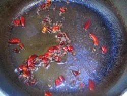 5、宫保鸡丁,底油放入干辣椒段和花椒小火煸香