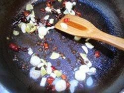 6、宫保鸡丁,再下入葱姜蒜片翻炒