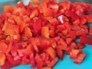 1、辣味香脆比萨,烤箱预热到162度，洋葱和辣椒切碎。