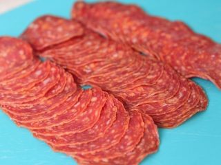 2、辣味香脆比萨,香肠切成薄片。