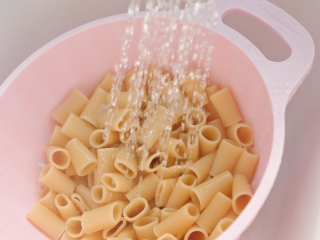 5、辣味香脆比萨,捞出通心粉，用凉水冲一下，然后沥干备用。