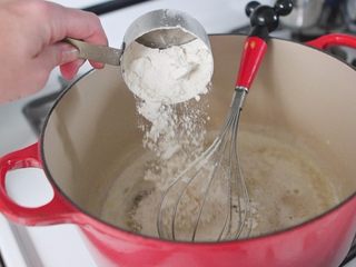 7、辣味香脆比萨,加入面粉，盐，胡椒和大蒜盐后搅拌均匀。