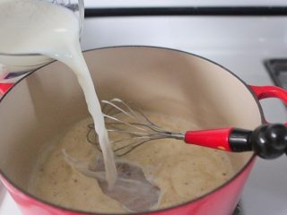 8、辣味香脆比萨,慢慢加入牛奶。调至中高火搅拌至浓稠，一旦酱汁变稠，将火调小火。