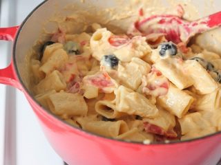 9、辣味香脆比萨,搅拌均匀。