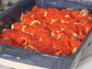 10、辣味香脆比萨,在烤盘上倒入一半的混合通心粉，然后抹上一层意大利面酱。