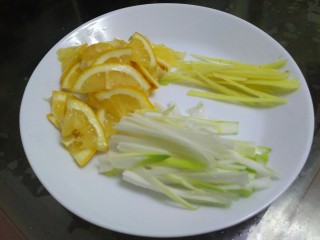 3、柠檬烤鲈鱼,葱姜切丝，柠檬切片