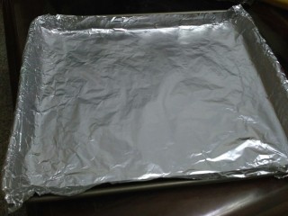 4、柠檬烤鲈鱼,烤盘包上锡纸