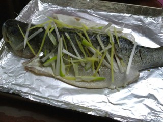 7、柠檬烤鲈鱼,撒一层葱姜