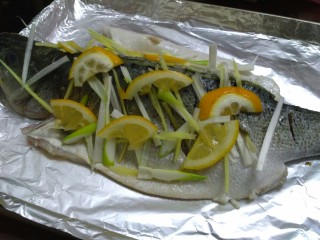 8、柠檬烤鲈鱼,在撒几片柠檬，烤箱预热，入烤箱180度烤20分钟