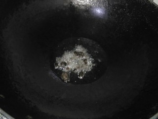 10、柠檬烤鲈鱼,起锅放油，油热把豆豉放入煸炒