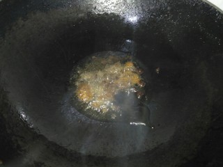 11、柠檬烤鲈鱼,再放适量耗油和生抽，关火备用