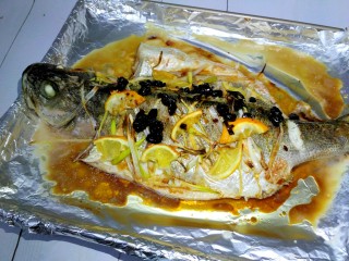 12、柠檬烤鲈鱼,烤鱼烤熟出炉，把豉油泼上即可