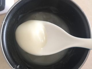 2、香葱肉松面包卷(65度汤种法),防锅上小火慢慢煮到呈现浓稠的面糊状,温度计测到65左右离火继续搅拌