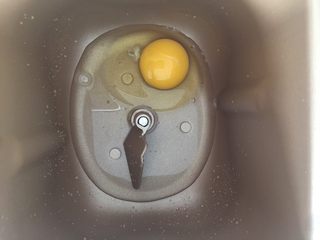 3、香葱肉松面包卷(65度汤种法),面包桶内加入温水和常温鸡蛋