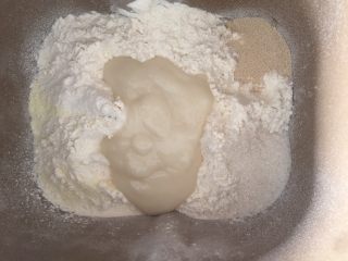 6、香葱肉松面包卷(65度汤种法),加入汤种