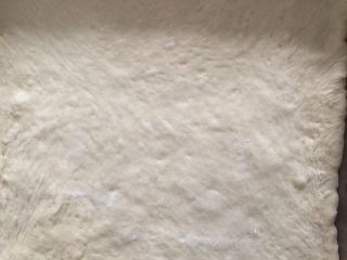 14、香葱肉松面包卷(65度汤种法),擀成跟烤盘大小一样的,我用的28的烤盘