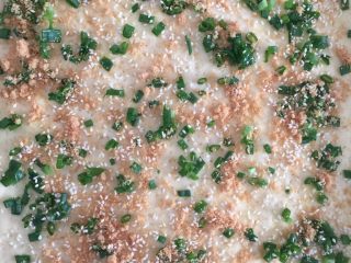 17、香葱肉松面包卷(65度汤种法),洒上香葱,肉松,白芝麻,轻轻按压下