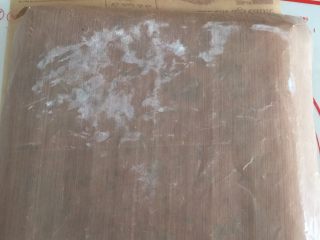 19、香葱肉松面包卷(65度汤种法),出炉后表面立马盖上油布,一部分防止表面水分流失,一部分油布产生的热气让面包体回软容易卷