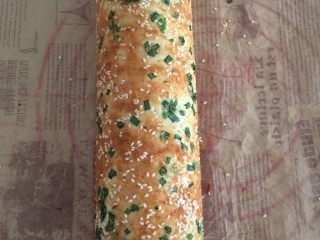 22、香葱肉松面包卷(65度汤种法),卷好定型后的样子上色刚好,然后顶部抹上沙拉酱蘸上肉松就可以了