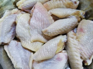 1、爆好吃的家庭版香酥炸鸡,鸡翅中洗净