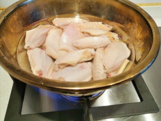 2、爆好吃的家庭版香酥炸鸡,加少许水，开大火一分钟改小火