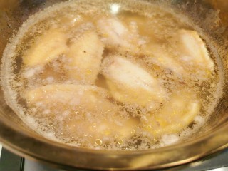 3、爆好吃的家庭版香酥炸鸡,煮出血水，紧一下鸡翅中