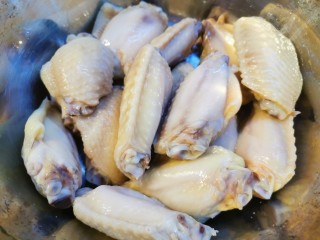 4、爆好吃的家庭版香酥炸鸡,捞出洗净