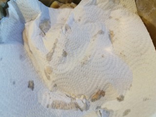 5、爆好吃的家庭版香酥炸鸡,厨房纸擦干