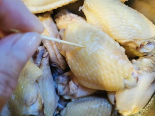 6、爆好吃的家庭版香酥炸鸡,牙签在每个鸡翅正反面扎多个小洞洞