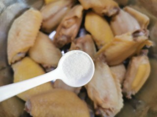 7、爆好吃的家庭版香酥炸鸡,加入一勺食盐
