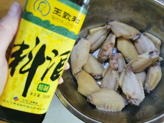 8、爆好吃的家庭版香酥炸鸡,加少许料酒