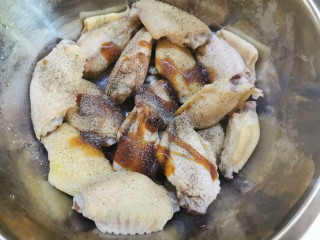 11、爆好吃的家庭版香酥炸鸡,胡椒粉均匀撒入盆中