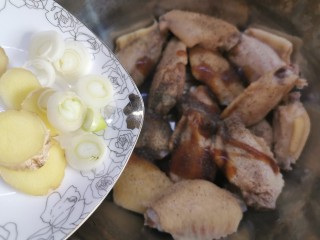 12、爆好吃的家庭版香酥炸鸡,葱姜也撒进去