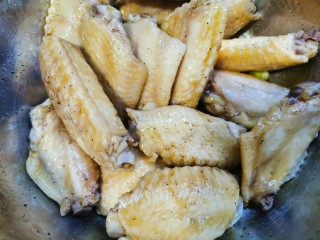 14、爆好吃的家庭版香酥炸鸡,腌制2小时以上，时间越久更入味，提前一夜腌制更好