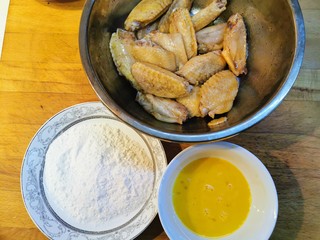 15、爆好吃的家庭版香酥炸鸡,准备一个鸡蛋打散，一盘面粉备用