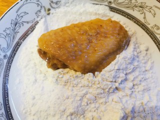 16、爆好吃的家庭版香酥炸鸡,鸡翅在面粉里滚一圈
