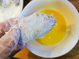 18、爆好吃的家庭版香酥炸鸡,再重新蘸取鸡蛋液