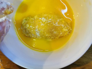 19、爆好吃的家庭版香酥炸鸡,在鸡蛋液中滚一圈