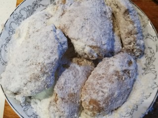 23、爆好吃的家庭版香酥炸鸡,继续把鸡翅裹上面粉