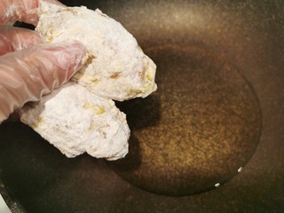 24、爆好吃的家庭版香酥炸鸡,油热后轻轻放入鸡翅，转中小火