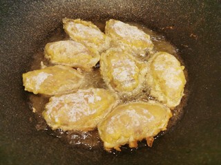 25、爆好吃的家庭版香酥炸鸡,放满鸡翅中，开始煎炸